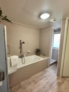 Quietly located forest chalet on family campsite - IJhorst - 3