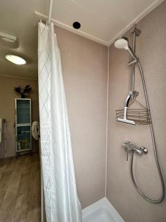 Quietly located forest chalet on family campsite - IJhorst - 2