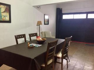 Casa 2 dormitorios con parquecito y parrilla - La Plata - 5