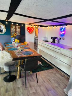 FARM river view Cabin with wood burner pet friendly fire pit bbq - Bramfield - 7