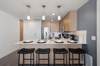 Spacious 2-Bed Apartment, Walk to SLC Attractions - 0