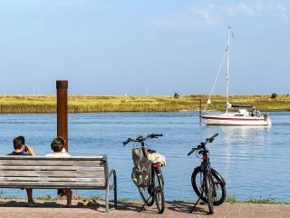 Cozy Modern Apartment with Sea Views - 5
