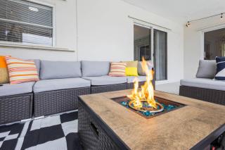Modern Family Pool Home Near Beach Vibes - 6