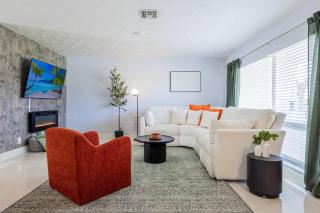 Modern Family Pool Home Near Beach Vibes - 7