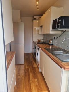Bright Private room in Family home in Morden-Ideal for solo travelers - 0
