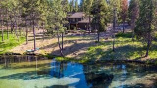 Spring River Retreat Waterfront Luxury w Hot Tub Game Room Near Bend - Bend - 0