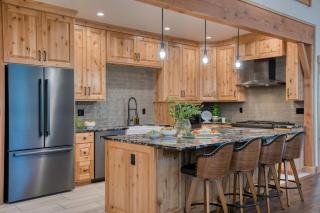 Spring River Retreat Waterfront Luxury w Hot Tub Game Room Near Bend - Bend - 8