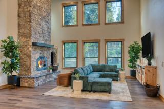 Spring River Retreat Waterfront Luxury w Hot Tub Game Room Near Bend - Bend - 6