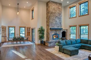 Spring River Retreat Waterfront Luxury w Hot Tub Game Room Near Bend - Bend - 5