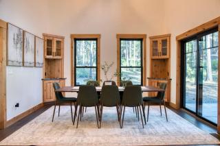 Spring River Retreat Waterfront Luxury w Hot Tub Game Room Near Bend - Bend - 4