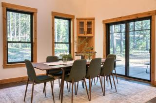 Spring River Retreat Waterfront Luxury w Hot Tub Game Room Near Bend - Bend - 3