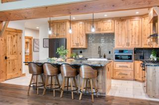 Spring River Retreat Waterfront Luxury w Hot Tub Game Room Near Bend - Bend - 2