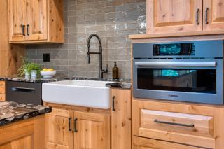 Spring River Retreat Waterfront Luxury w Hot Tub Game Room Near Bend - Bend - 1