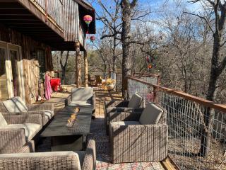 "Magical Treehouse" w spiral slide off the deck 350 acres on the Brazos River! Tubing! Petting Zoo! - Weatherford - 6