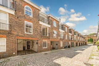 ELGIN MEWS NORTH beside Maida Vale tube and parking LONG TERM BOOKINGS - 0