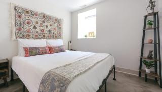 Chic Lower-Level Stay - Prime Walkable Locale - 0