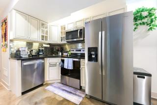 Chic Lower-Level Stay - Prime Walkable Locale - 8