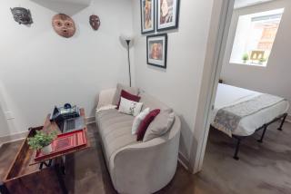 Chic Lower-Level Stay - Prime Walkable Locale - 5