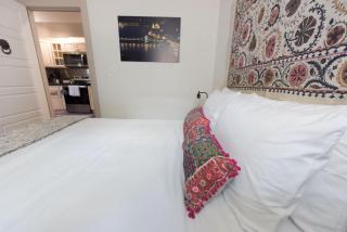 Chic Lower-Level Stay - Prime Walkable Locale - 1