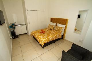 Lodge Luxe, Cozy Bedrooms, Free WiFi, Robust Security - 9