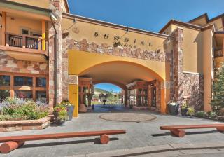 Sundial condo in the heart of Canyons Village, patio, outdoor pool, walk to hiking & biking C202 - Park City - 5