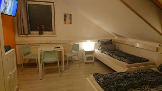 3-Bettzimmer mit Gemeinschaftsküche und je 2 Duschräumen und 2 Toiletten - 5