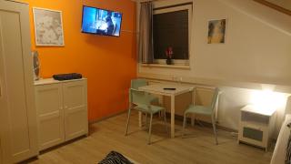 3-Bettzimmer mit Gemeinschaftsküche und je 2 Duschräumen und 2 Toiletten - Hohenstein-Ernstthal - 3