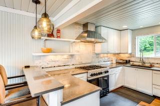Waterfront Home on Lake Samish with Hot Tub and Dock! - Bellingham - 3