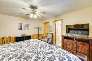 Less Than 3 Mi to Broken Bow Lake Hot Tub Haven! - Hochatown - 1