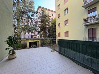 Centrale e spazioso con 3 camere, 3 bagni e terrazzo - Bergamo - 2