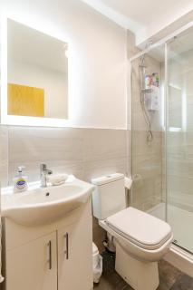 Spacious Liverpool Getaway - Modern 2-Bed Sleeps 10, Perfect for Groups & Families - Liverpool - 6