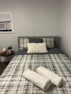 Family-Friendly 4BR Retreat Fully Furnished - Sarnia - 1