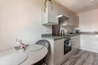 Urban Retreat by LVP Apartments - Spacious 2-Bed, Sleeps 10 - Ideal for Groups - Liverpool - 3