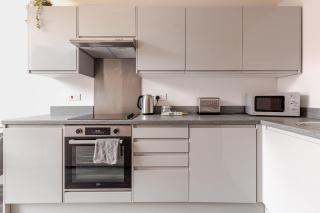 Urban Retreat by LVP Apartments - Spacious 2-Bed, Sleeps 10 - Ideal for Groups - Liverpool - 6