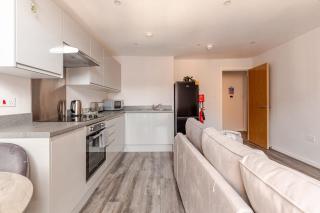 Urban Retreat by LVP Apartments - Spacious 2-Bed, Sleeps 10 - Ideal for Groups - 1