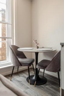 Urban Retreat by LVP Apartments - Spacious 2-Bed, Sleeps 10 - Ideal for Groups - 6