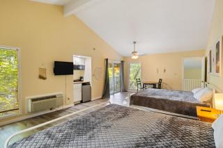 Studio room with Pools, Private Deck -Close to water - 6