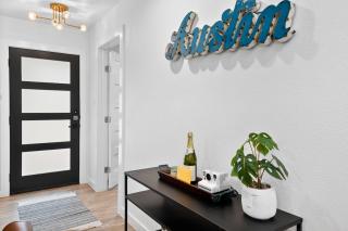 Lux Texan Home | 4BR | Near DT | Sleeps 10! - Austin - 3
