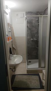 3-Bettzimmer mit Gemeinschaftsküche und je 2 Duschräumen und 2 Toiletten - Hohenstein-Ernstthal - 1
