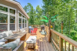 Lakefront Retreat with Deck and Dock in Hackensack! - Hackensack - 9
