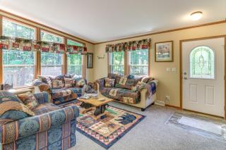 Lakefront Retreat with Deck and Dock in Hackensack! - Hackensack - 7