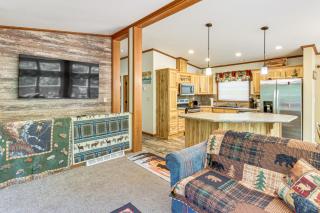 Lakefront Retreat with Deck and Dock in Hackensack! - Hackensack - 6