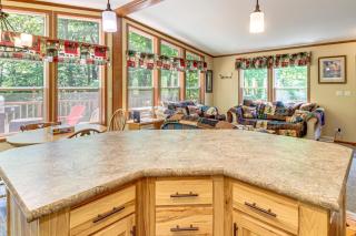 Lakefront Retreat with Deck and Dock in Hackensack! - Hackensack - 4