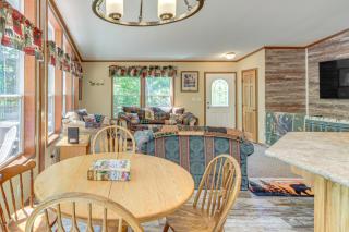 Lakefront Retreat with Deck and Dock in Hackensack! - Hackensack - 2