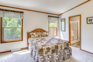 Lakefront Retreat with Deck and Dock in Hackensack! - Hackensack - 1