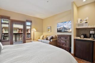 Sundial hotel room in Canyons Village, patio, outdoor pool/hot tub, walk to hiking/biking C216A - Park City - 3