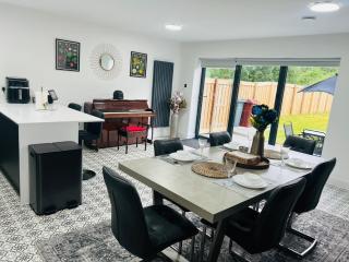 Luxurious New Home Near Airport - Wythenshawe - 4