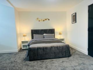 Luxurious New Home Near Airport - 9