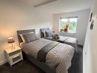 Luxurious New Home Near Airport - Wythenshawe - 6