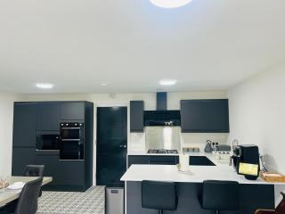 Luxurious New Home Near Airport - Wythenshawe - 3